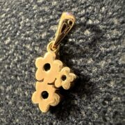 پلاک آویز زنانه سوزیانا مدل سه گل - Image 2