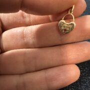 پلاک آویز زنانه سوزیانا مدل قفل و قلب تیفانی - Image 3