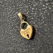 پلاک آویز زنانه سوزیانا مدل قفل و قلب تیفانی