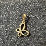 پلاک آویز زنانه سوزیانا مدل پروانه 1