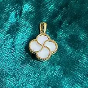 پلاک آویز طلا 18 عیار سوزیانا مدل گل سفید کد 3