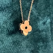 گردنبند طلا 18 عیار سوزیانا مدل گل ال وی - Image 3