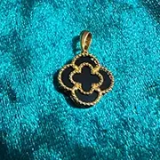 پلاک آویز طلا 18 عیار سوزیانا مدل گل مشکی