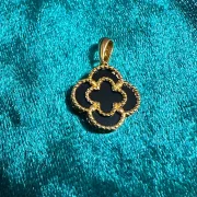 پلاک آویز طلا 18 عیار سوزیانا مدل گل مشکی - Image 2