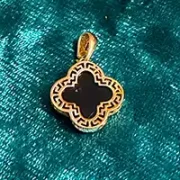 پلاک آویز طلا 18 عیار سوزیانا مدل گل مشکی کد 2