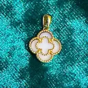 پلاک آویز طلا 18 عیار سوزیانا مدل گل سفید