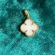 پلاک آویز طلا 18 عیار سوزیانا مدل گل سفید کد 2