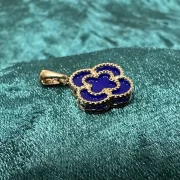 پلاک آویز طلا 18 عیار سوزیانا مدل گل آبی کد 5 - Image 2