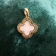 پلاک آویز طلا 18 عیار سوزیانا مدل گل سفید کد 5